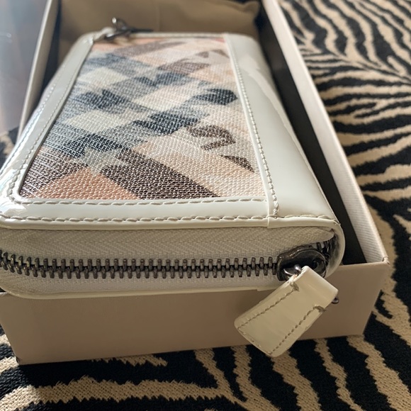 Designer Burberry Wallet, pre-owned used a few times, in very good condition. - Picture 2 of 16